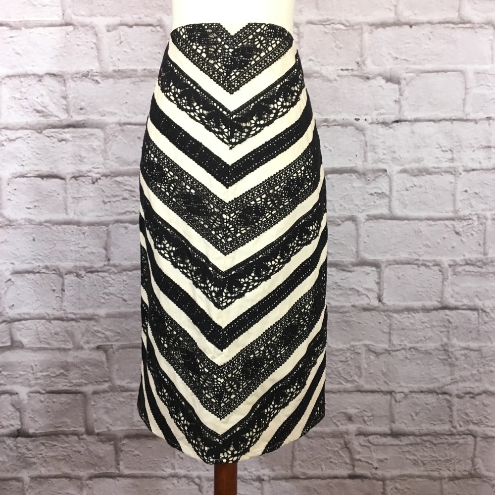 Harold’s sz 4 tan skirt black lace embellishments